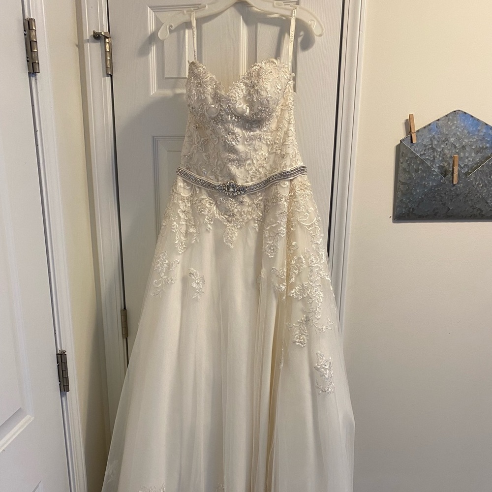 Ivory wedding dress. Size 6. It has a train